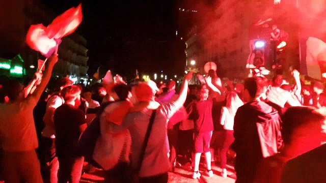 Euro 2016 : après la victoire des Bleus face à l'Islande, des Grenoblois fêtent la victoire cours Jean-Jaurès