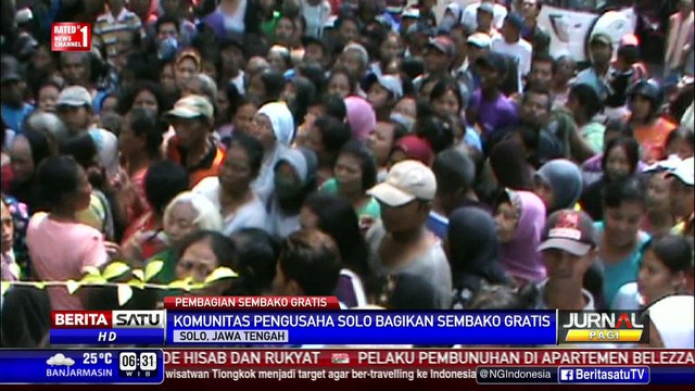 Pembagian Paket Sembako Gratis di Solo Ricuh