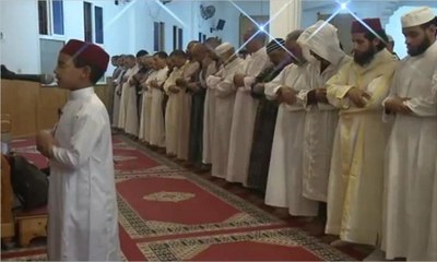 الطفل "أسامة الحسيمي" بعمر 12 سنة يأم المصلين لصلاة التراويح بمدينة سلا