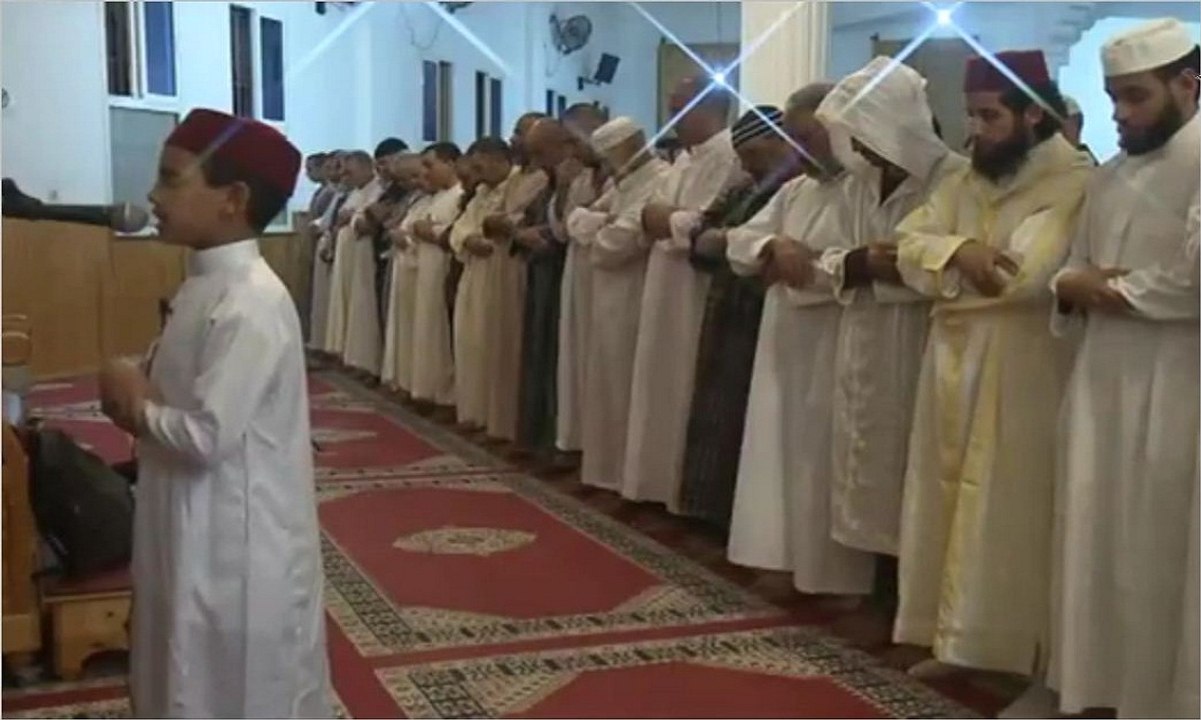 الطفل "أسامة الحسيمي" بعمر 12 سنة يأم المصلين لصلاة التراويح بمدينة سلا