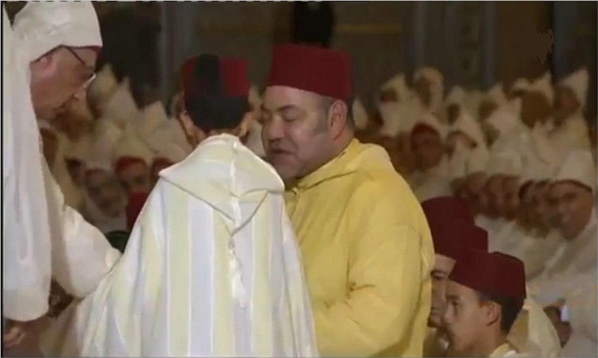 لقطة معبرة لجلالة للملك محمد السادس في حديث مُطوَّل مع الطفل"عبد المجيد"الذي أبهره بتجويد القرآن