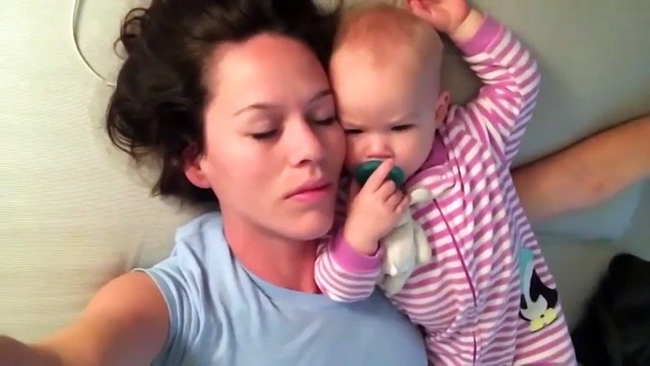 Спать рядом с ребенком — значит не спать. Смялась до слез))