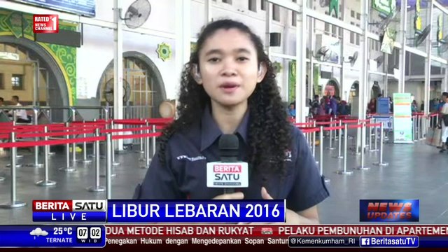 Antrean Panjang Penumpang di Stasiun Senen