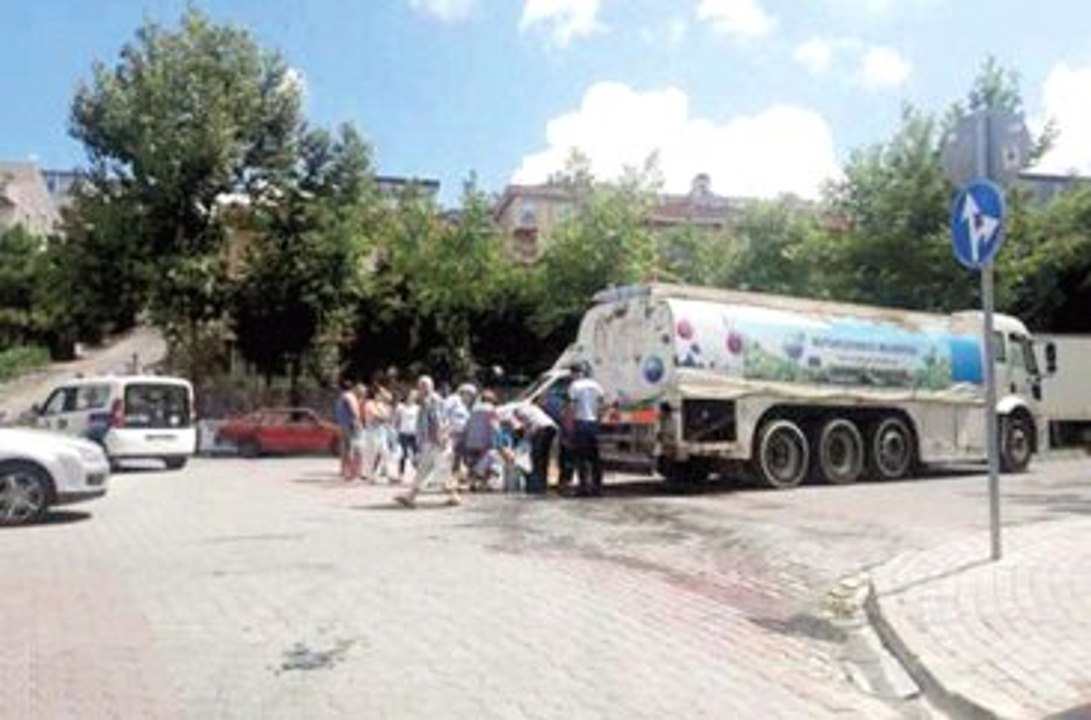 İstanbul'un Göbeğinde Rezalet! Yaz Sıcağında 3 Gün Susuz Kaldılar