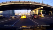 Un motard se venge contre un taxi qui l'a fait chuter !