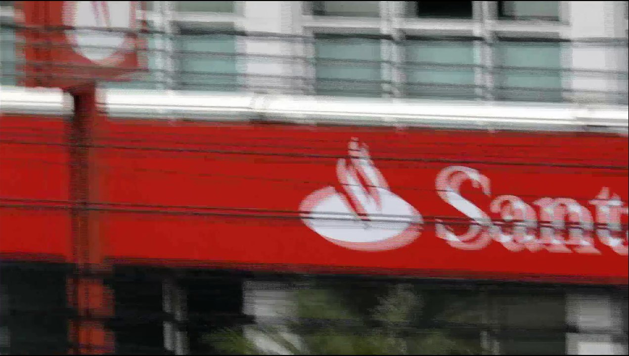 Vídeo mostra homens roubando peças metálicas de fachada de banco, em VItória