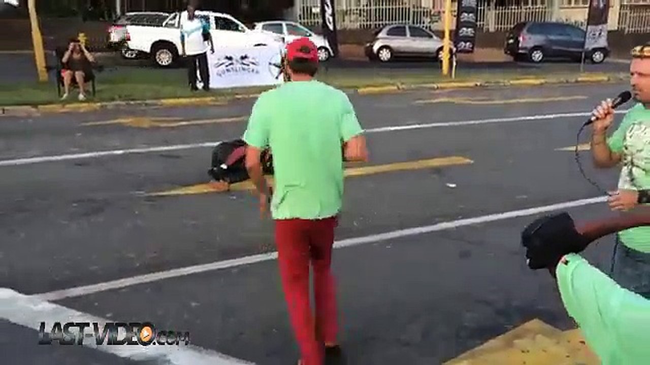 Chute et collision spectaculaire dans une course de longboard
