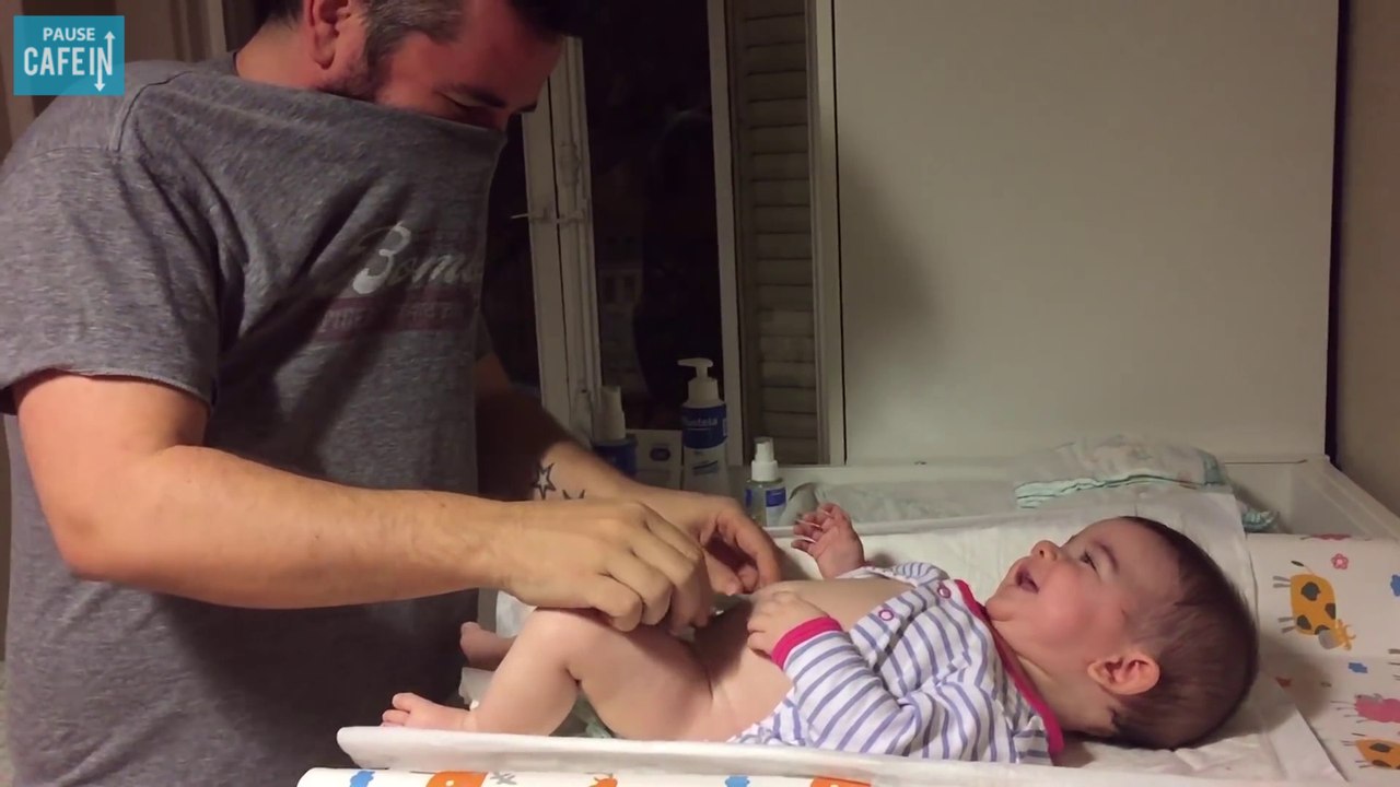 Un papa est dégoûté par la couche sale de son bébé