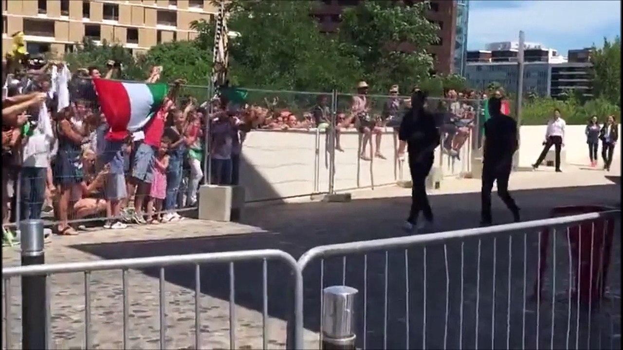 Le gardien de but italien Buffon fait des gros câlins aux fans italiens