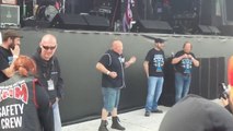 Quand un membre de la sécurité d'un festival de metal se lache!