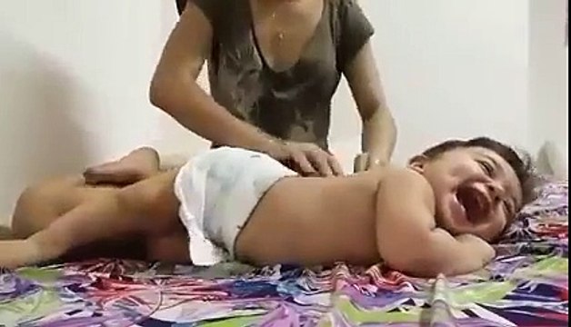 Ce bébé adore les massages