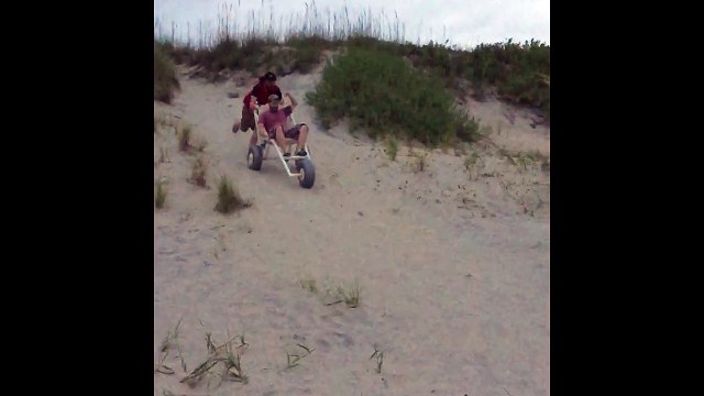 Test d'une chaise roulante tout terrain pour leur belle mère