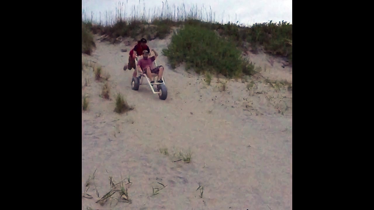 Test d'une chaise roulante tout terrain pour leur belle mère