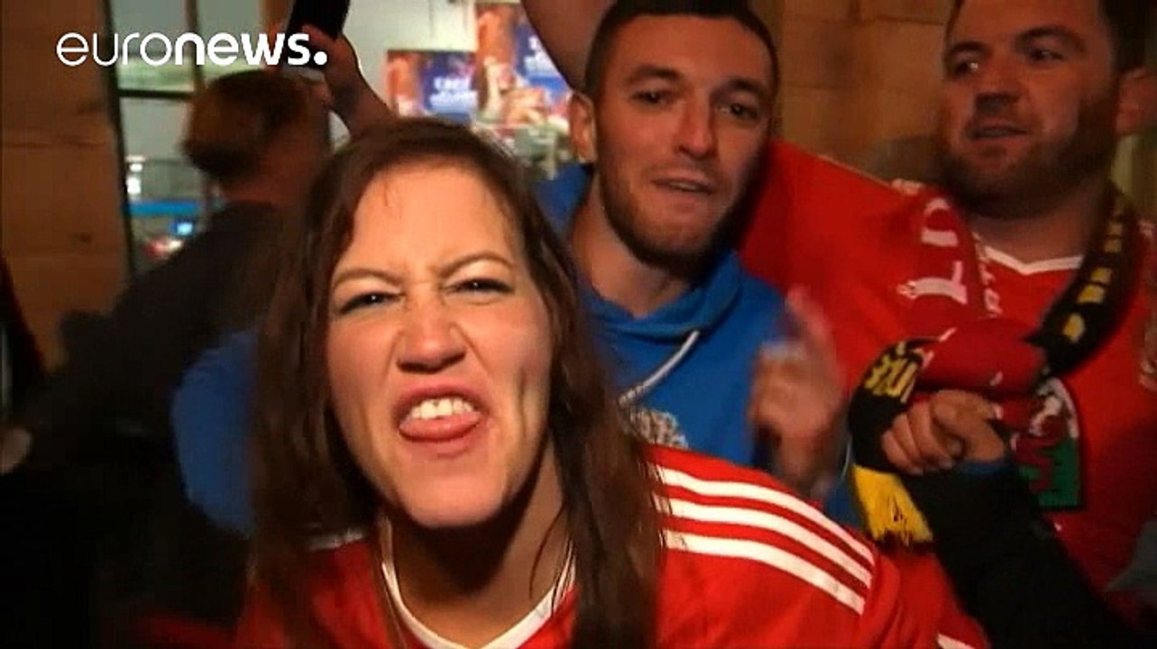 Rote Teufel weinen, Fans von Wales jubeln
