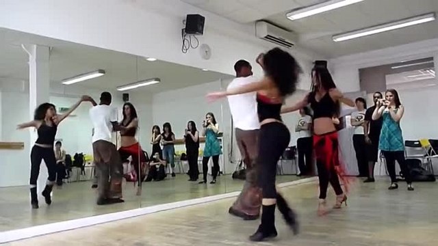 Танец просто кайф! Парень танцует с двумя девушками. просто шикарно. Глаз не оторвать, смотрите!