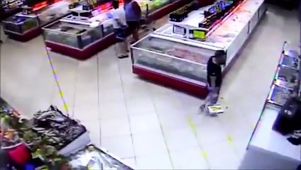 Insolite : quand un poisson saute dans le panier du consommateur