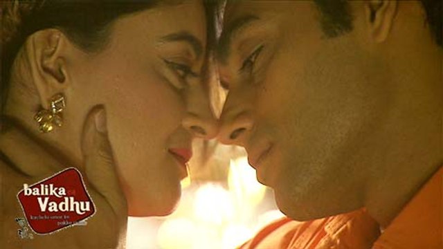 Nandini Krish HOT BED SCENE after MARRIAGE | Balika Vadhu