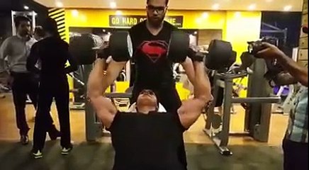 Shoaib Akhtar Doing Exercise in Gym