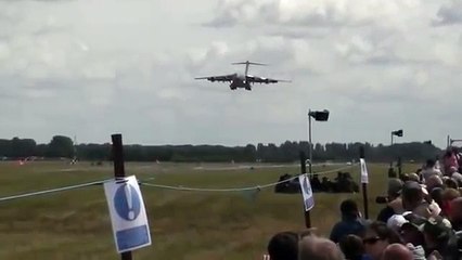 Tactical Short Landing: USAF Boeing C-17 vs RAF Airbus-A400M