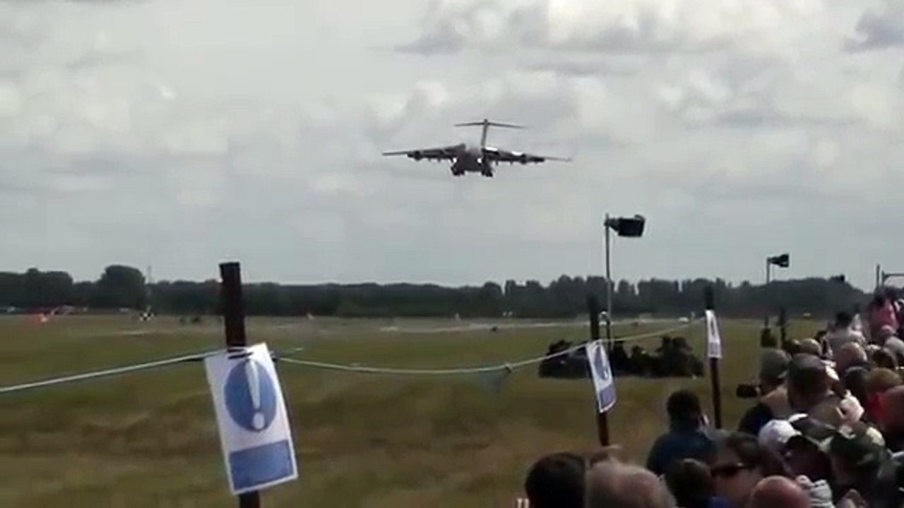 Tactical Short Landing: USAF Boeing C-17 vs RAF Airbus-A400M