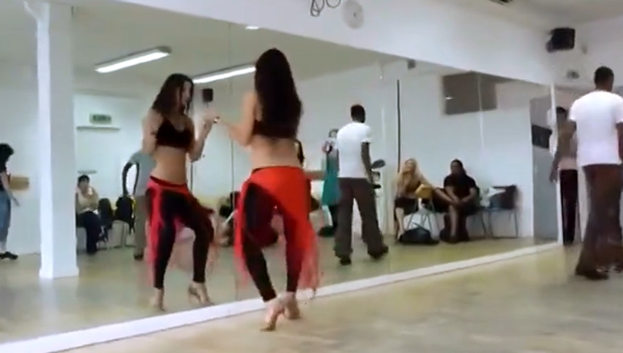 Танец просто кайф! Парень танцует с двумя девушками )) Просто шикарно. Глаз не оторвать, смотрите!