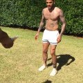 Dani Alves ouvre une bière à sa façon !