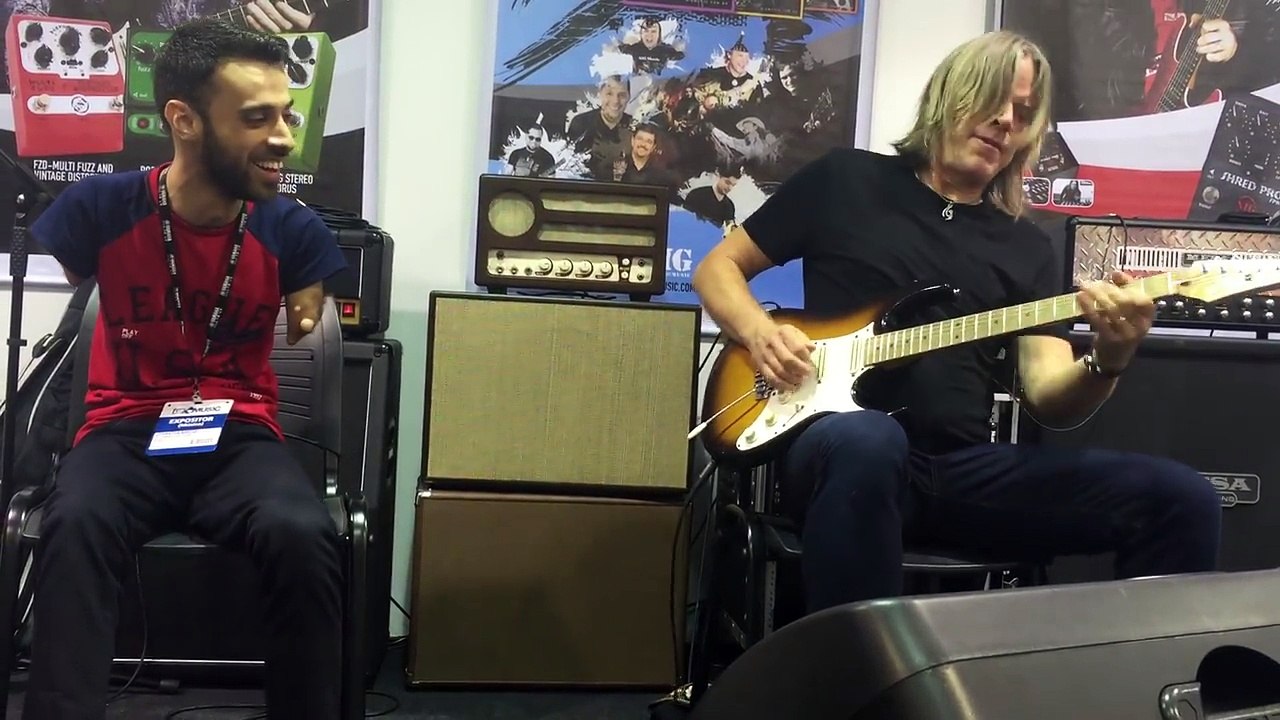 Le guitariste Andy Timmons improvise un duo avec Jonatha Bastos le guitariste sans mains !