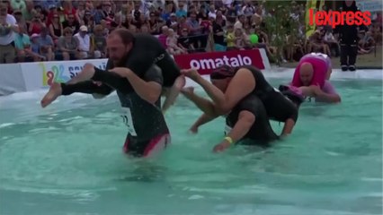 Finlande: une course d'obstacles de 250 mètres où les hommes portent leurs femmes