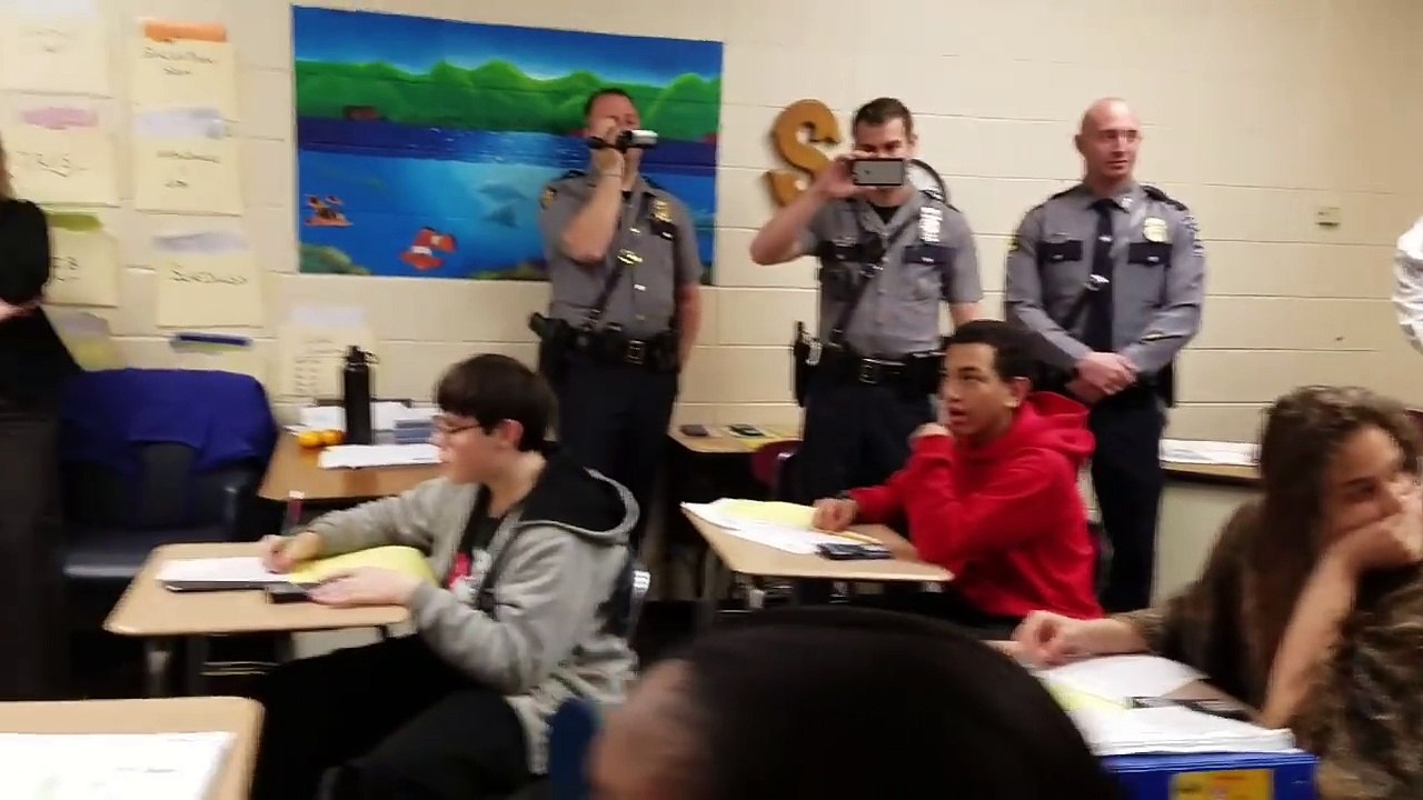 Des policiers font la file pour entrer dans une classe d'école, regardez qui se trouve à la fin de la file!