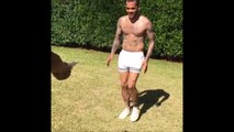 Le footballeur Dani Alves ouvre une bière avec le bout du pied