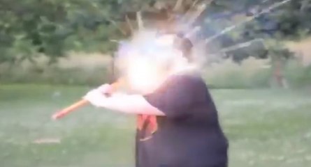 Un fou se fait exploser un pétard en pleine tête