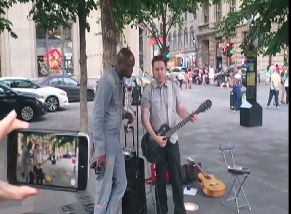 Une star internationale chante dans les rues et passe presque inaperçue!