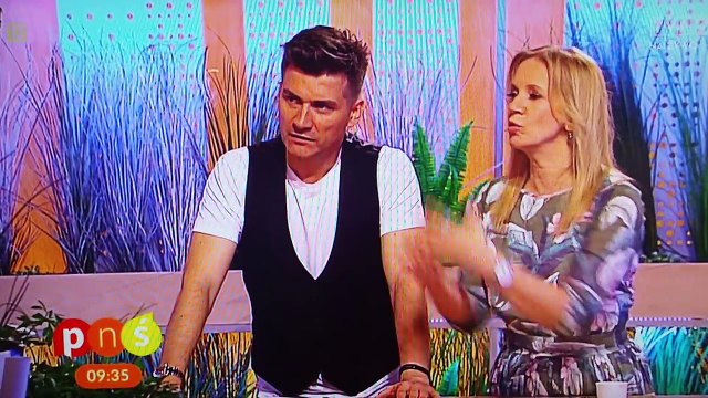 En direct à la télé polonaise, un magicien rate son tour et transperce la main de la présentatrice