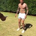 Daniel Alves abre garrafa de cerveja com o pé