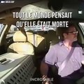 Au volant de sa voiture, il aperçoit un chien mort sur la route. Puis, quand il s'approche? MIRACLE!