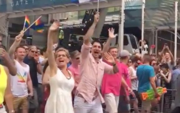 Au Canada, le Premier ministre Justin Trudeau défile en tête de la gaypride