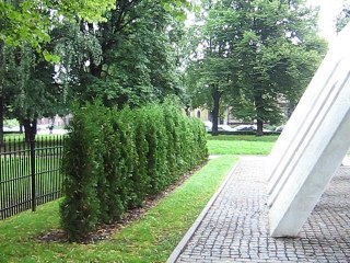 Рига год 2007 руины сожжёной синагоги есть ворота и табличка