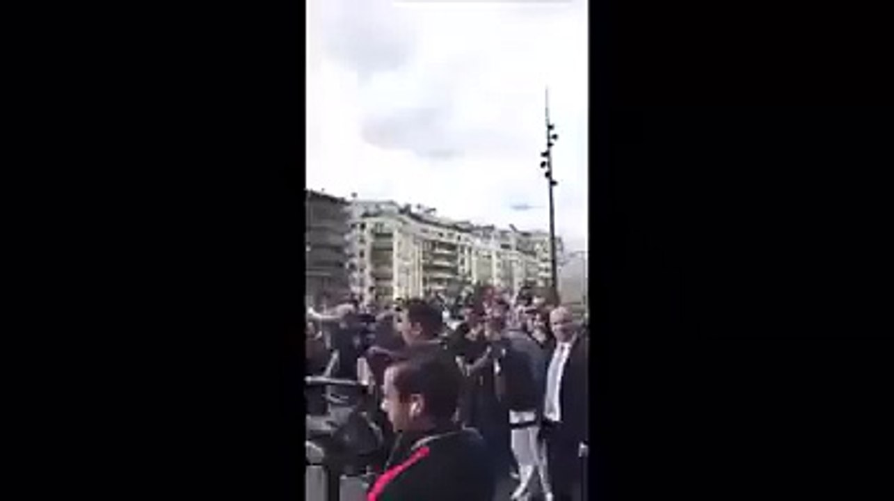 Les Ultras devant le Parc des Princes accueillant Emery et Ben Arfa
