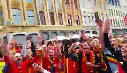 Un mamie au milieu des supporters belges