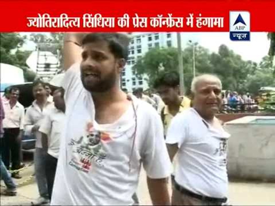 Patna: IAC members protest at Jyotiraditya Scindia's conference ‎