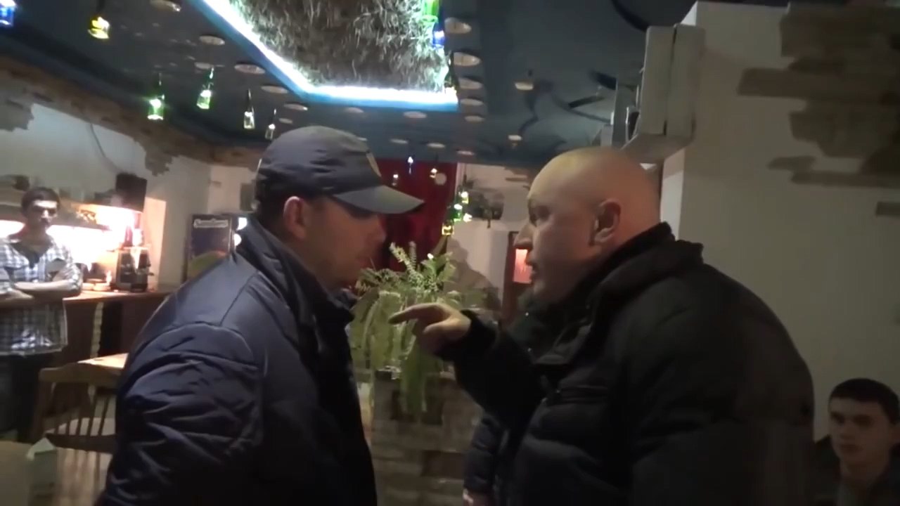 Полицаи Украины кушают бесплатно в ресторанах