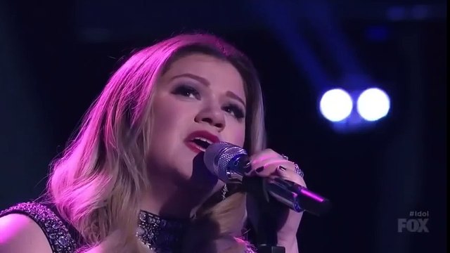 La premirère gagnant de American Idol (10 ans auparavent) revient et fait pleurer le jury avec une chanson dédié à son père