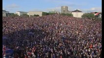 Seleção da Islândia é recebida por uma multidão na volta para casa
