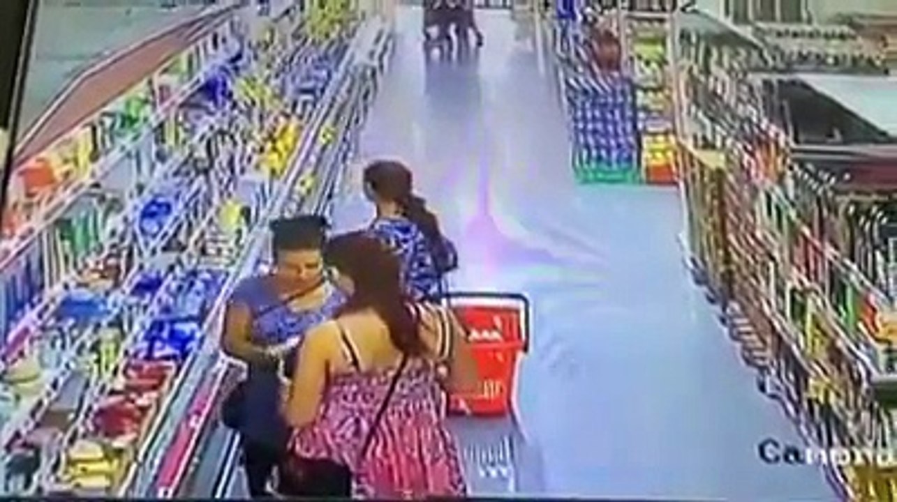 OMG!!! Women stole the stuff under Clothes – Caught on Camera
