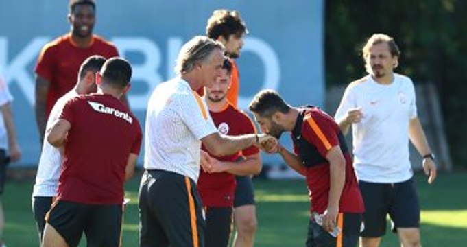 Sabri, Bayramlaşırken Teknik Direktör Riekerink'in Elini Öptü