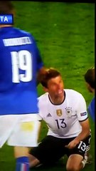 Thomas Müller imitating Chiellini