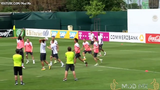توني كروس لاعب ريال مدريد يسجل هدف في تدريبات المنتخب الالماني ويحتفل على طريقة كريستيانو رونالدو