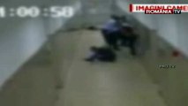 CLIPE de GROAZA la SPITAL: Bătaie cu SĂBII pe holurile spitalului. Medicii s-au baricadat în saloane VIDEO