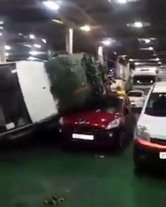 En raison d'une surcharge, une camionnette s'est penchée sur une voiture dans une bateau.