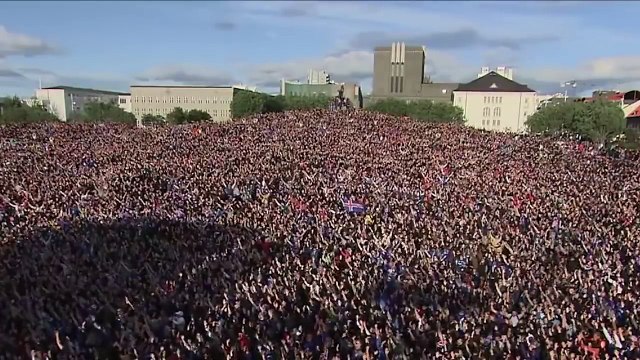 Impressionnant clapping des supporters islandais à Reykjavik